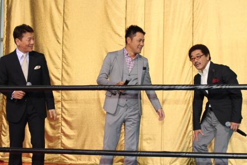 「くりぃむクイズミラクル９」記者発表会で、ロープにつまずき、驚いた表情の具志堅用高（右）にツッコミを入れるくりぃむしちゅーの上田晋也（左）と有田哲平