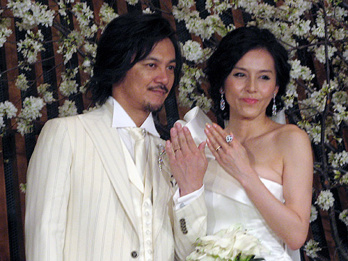 結婚指輪を披露する杉本彩（右）と西野禎秀氏