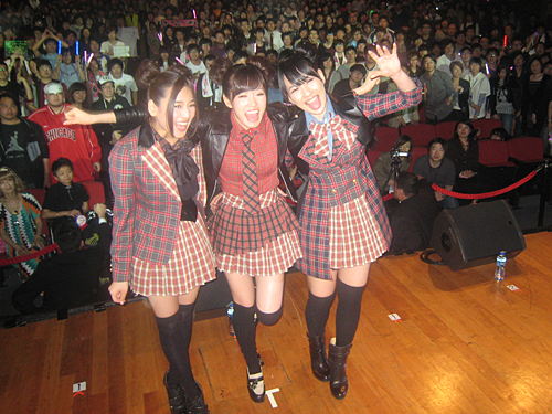 ライブに集まった香港のファンと記念撮影する（左から）仲川遙香、前田敦子、増田有華