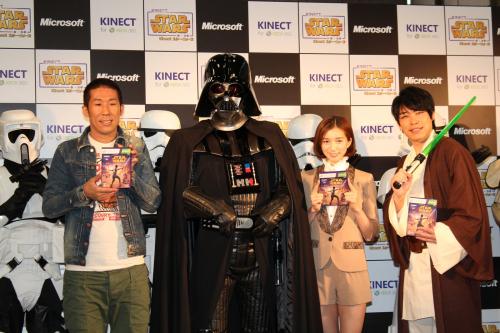 「Ｋｉｎｅｃｔ　スター・ウォーズ」発売記念イベントで、ゲームソフトを手にＰＲする（左から）田村裕、ダースベイダー、芹那、川島明