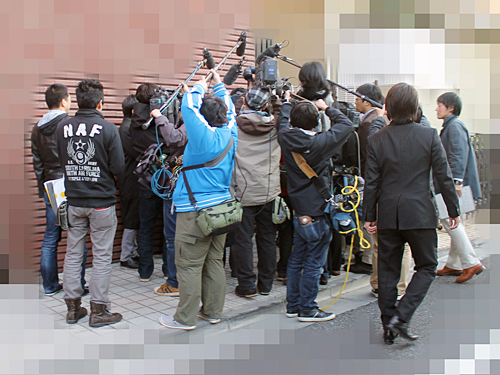 小林幸子の自宅前でマネジャーを囲む報道陣