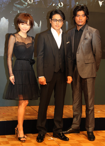 「舞台「十三人の刺客」製作発表記者会見に出席した（左から）釈由美子、高橋克典、坂口憲二