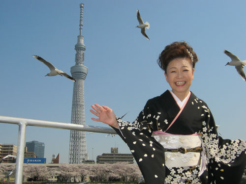 東京スカイツリーをバックに、隅田川の屋形船から新曲「情け川」のキャンペーンを行った中村美律子