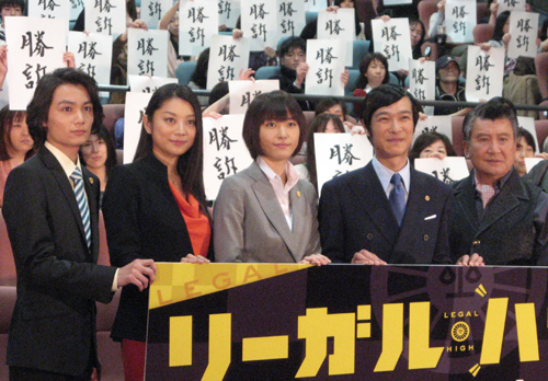 フジ「リーガル・ハイ」の初回完成披露試写会に出席した（左から）矢野聖人、小池栄子、新垣結衣、堺雅人、里見浩太朗