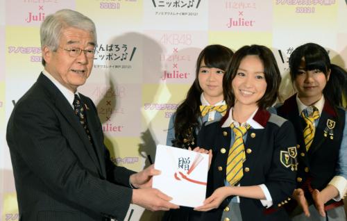 矢田立郎神戸市長（左）に寄付金の目録を手渡すＡＫＢ48の大島優子