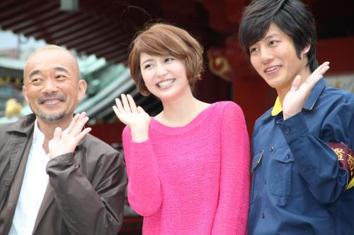 ドラマ「都市伝説の女」製作発表記者会見に出席した（左から）竹中直人、長澤まさみ、溝端淳平