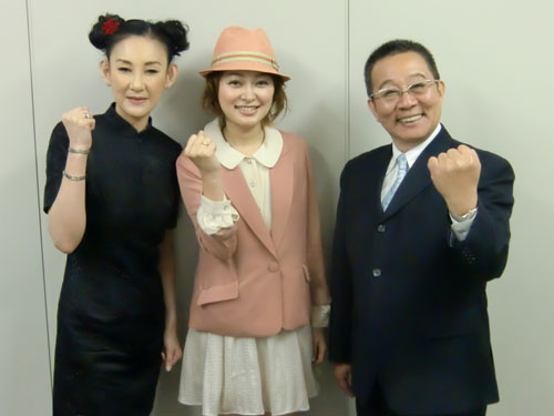 映画「明日に架ける愛」のＰＲで来社した（左から）高田良美、市井紗耶香、オール阪神