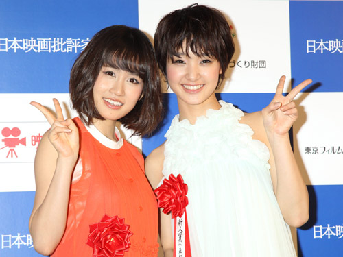 第２１回日本映画批評家大賞授賞式で、２人そろって笑顔でＶサインをつくる前田敦子（左）と剛力彩芽