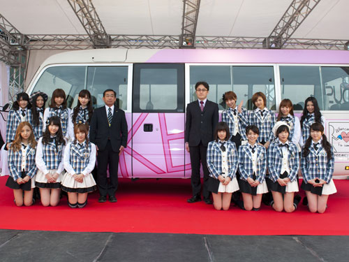 贈呈するバスの前で写真撮影をする宮城・山元町の平間副町長（後列左から５人目）とＡＫＢ４８のメンバーたち