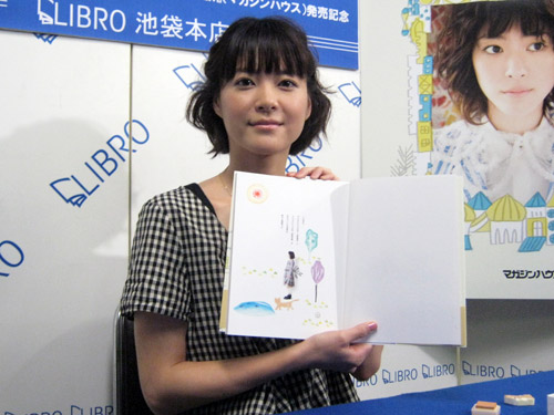 【画像・写真】上野樹里　著書出版イベントで“手作り判”ペッタン