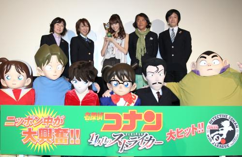 【画像・写真】いい写真撮れた！桐谷美玲「コナン」舞台あいさつ“取材”　