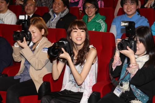 取材陣とともに舞台下から登壇者を撮影する桐谷美玲