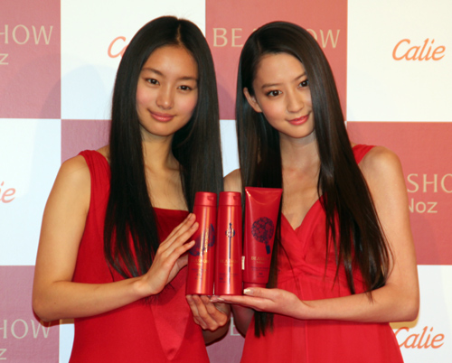 「ＢＥＡＳＨＯＷ　ｂｙ　Ｎｏｚ」新ＣＭキャラクター発表会に登場した忽那汐里（左）と河北麻友子