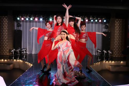 テレビ朝日ドラマ「Ｗの悲劇」でショーパブのダンサーとしてセクシーなドレスで登場する武井咲。後列は左から山口恵、森田彩華、福田沙紀、昆夏美