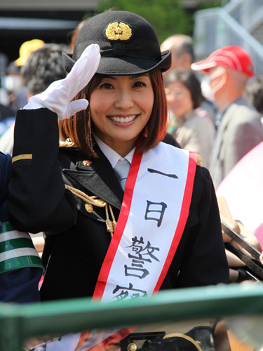 【画像・写真】制服で背筋ピン　小林麻耶が一日警察署長に