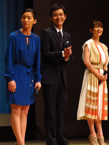 映画「外事警察」舞台あいさつに出席した（左から）尾野真千子、渡部篤郎、真木よう子