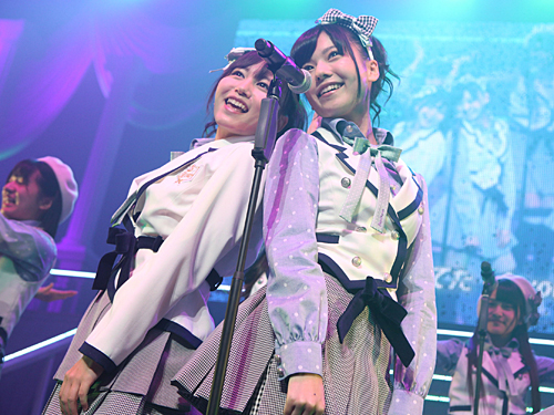 岐阜公演で熱唱するＡＫＢ４８「チーム４」の大場美奈（左）と島崎遥香