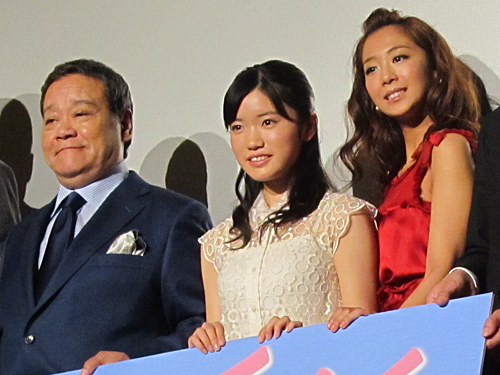 舞台あいさつに立った（左から）西田敏行、美山加恋、優香