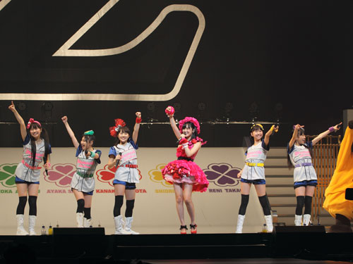 初の横浜アリーナでコンサートを行う「ももいろクローバーＺ」とＡＫＢ４８の指原莉乃（右から３人目）