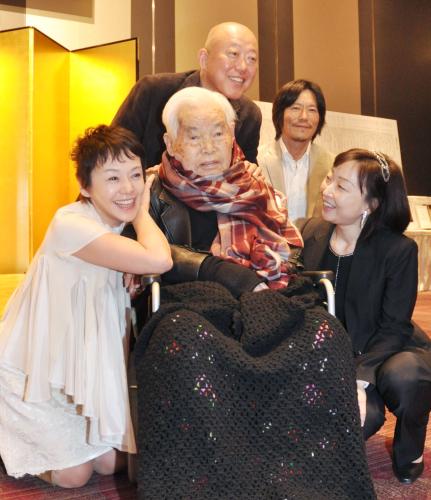 新藤兼人監督（中央）の１００歳の誕生日を祝う（左から時計回りに）大竹しのぶ、六平直政、豊川悦司、川上麻衣子