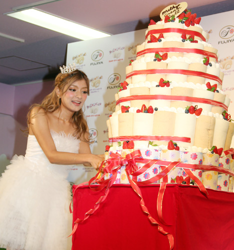 【画像・写真】ローラ　ペコちゃんと“共演”　初対面なのに「久しぶりだねー！」