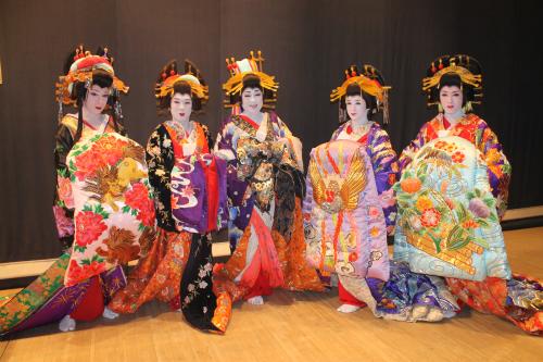 花魁姿で共演した（左から）大川良太郎、竜小太郎、梅沢富美男、門戸竜二、橘大五郎