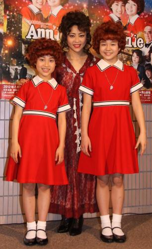 ミュージカル「アニー」公開リハーサルに登場した（左から）松田亜美、松本明子、菊池愛