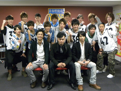（前列左から）中村昌也、Ｐａｔｃｈの総合演出を務める末満健一氏、牧田哲也と、最終審査で選ばれた１５人