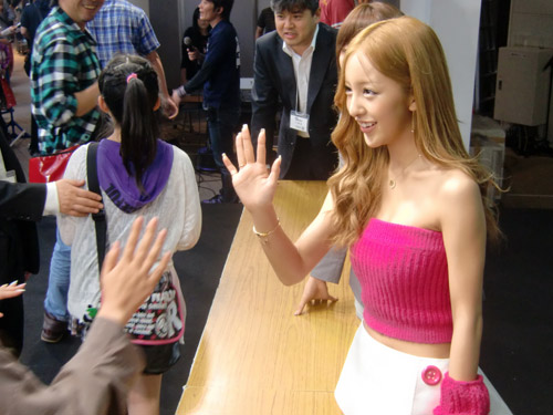 【画像・写真】ミニスカともちん　歌と美脚で４０００人“悩殺”