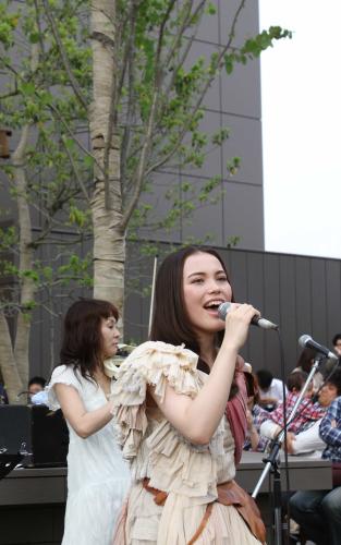 【画像・写真】井手綾香　話題のスポットで“第１号”ミニライブ
