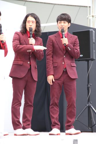 ８代目「薬用スカルプＤ」新ＣＭ記者発表会に出席した又吉直樹（左）、綾部祐二