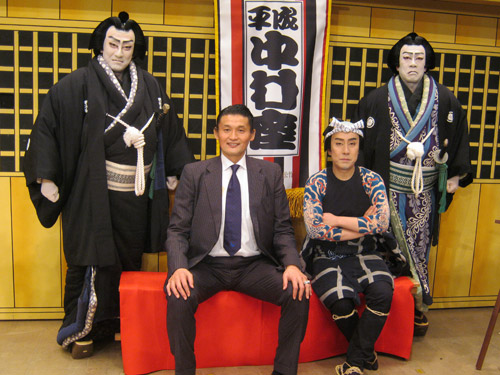 平成中村座の前で記念撮影する（左から）中村橋之助、貴乃花親方、中村勘三郎、片岡亀蔵