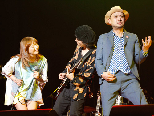 忌野清志郎さん追悼ライブで熱唱する（左から）小泉今日子、仲井戸“ＣＨＡＢＯ”麗市、浜崎貴司