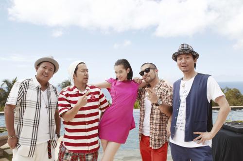 ケツメイシの新曲「ＬＯＶＥ　ＬＯＶＥ　Ｓｕｍｍｅｒ」のプロモーションビデオに出演する水原希子（中央）。左から、Ｒｙｏｊｉ、Ｒｙｏ、水原、大蔵、ＤＪ　ＫＯＨＮＯ