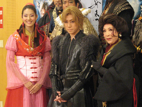 舞台「ＧＯＥＭＯＮ」の初日を迎えた早乙女太一（中央）。左はすみれ、右は波乃久里子