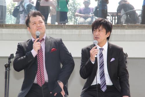 ＤＶＤ「ブラマヨとゆかいな仲間たちアツアツっ！Ｖｏｌ．３」発売記念イベントで、マスコミからの質問に答えた小杉竜一（左）と吉田敬