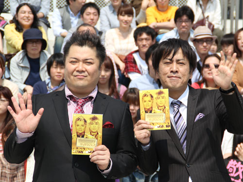 ＤＶＤ「ブラマヨとゆかいな仲間たちアツアツっ！Ｖｏｌ．３」発売記念イベントに登場した小杉竜一（左）、吉田敬