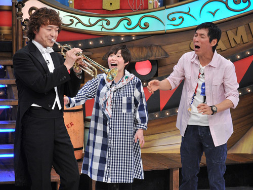 「痛快！明石家電視台」でトランペットを演奏した福島正紀氏（左）と山田花子