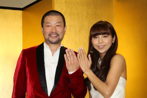 金屏風の前で結婚記者会見を行った木村祐一 左 と西方凌 スポニチ Sponichi Annex 芸能