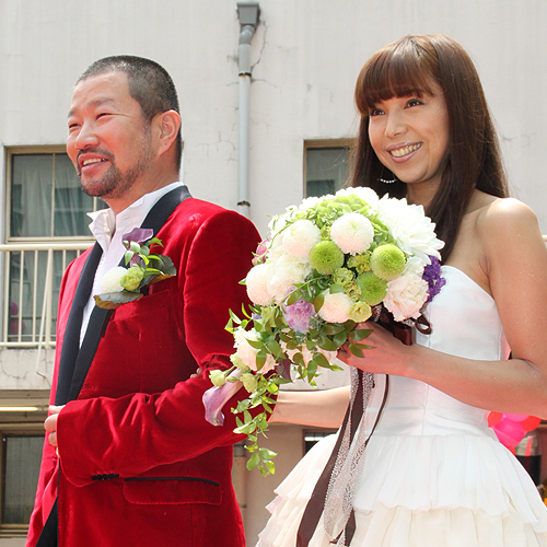 結婚披露パーティーを行った木村祐一（左）と西方凌