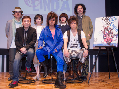 音楽劇「リンダ　リンダ」の製作発表に出席した、「ＳＯＰＨＩＡ」の松岡充（前列中央）らキャスト陣