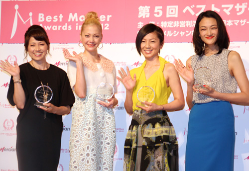 「第５回ベストマザー賞」発表・授賞式に出席した（左から）岡崎朋美、土屋アンナ、渡辺満里奈、冨永愛