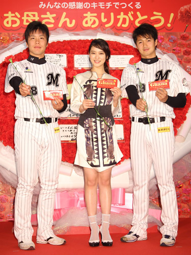 カーネーションを手に笑顔の（左から）藤岡、武井咲、唐川