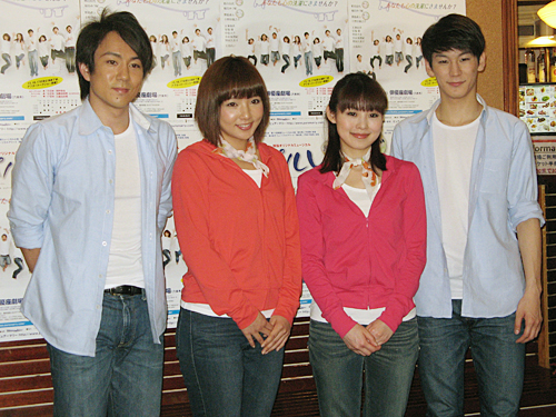 ミュージカル「パルレ」の初日を迎えた元ＳＤＮ４８の野呂佳代（左から２人目）