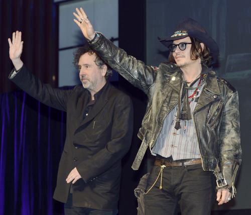 映画「ダーク・シャドウ」の来日記者会見で手を振る、米人気俳優ジョニー・デップ（右）とティム・バートン監督