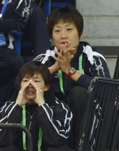 日本選手を応援する山崎（上）と釘宮