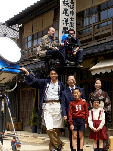 昭和の町並みを再現したセットで撮影に臨んだ「少年Ｈ」出演者。（左から）小栗旬、水谷豊、伊藤蘭。前列は“少年Ｈ”役の吉岡竜輝と、その妹役の花田優里音