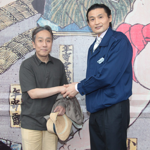 中村勘三郎（左）が国技館を訪れ、貴乃花親方を訪問