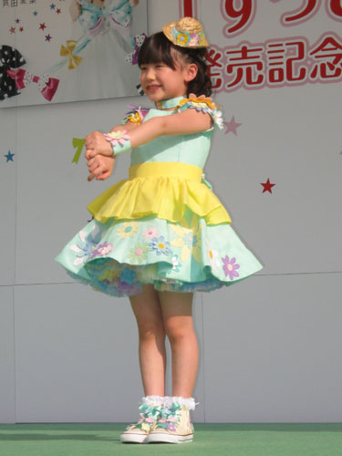 新曲「ずっとずっとトモダチ」の発売記念イベントで、「指切りダンス」を披露した芦田愛菜