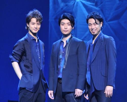 阿久悠さんの詩を歌うボーカルグループ「ＥＳＣＯＬＴＡ」の（左から）田代万里生、結城安浩、吉武大地